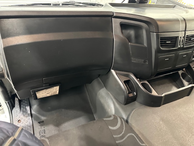 Iveco Stralis 360 6×2 Rear Steer Curtainsider