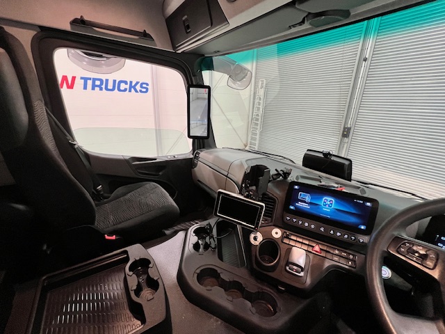 Mercedes Actros 1824 Day Cab Curtainsider