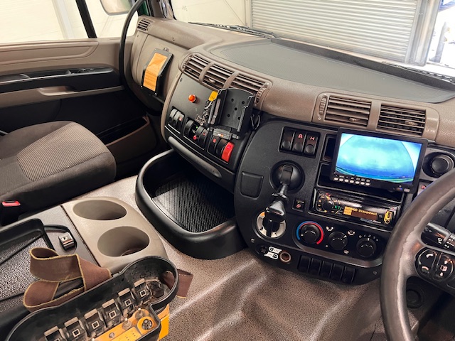 DAF CF75 310 6×2 Day Cab Dropside Crane