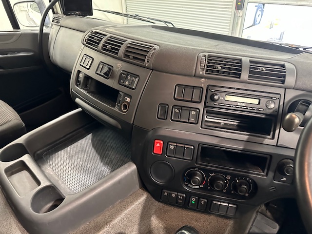 DAF CF 330 6×2 10 Tyre Sleeper Cab Curtainsider