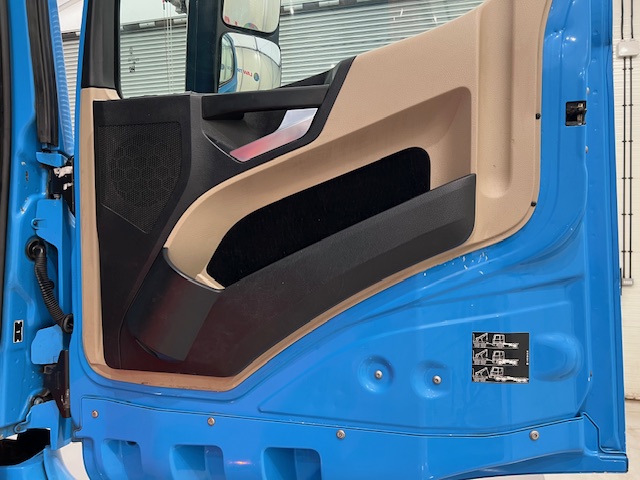 Mercedes Actros 2530 6×2 Sleeper Cab Curtainsider