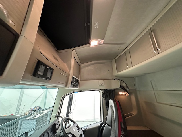 Volvo FH 460 Euro 5 6×2 Tractor Unit Safari Edition