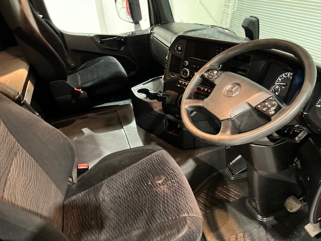 Mercedes Actros 2533 6×2 Sleeper Cab Curtainsider