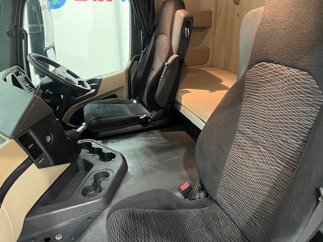 Mercedes Actros 1824 4×2 Sleeper Cab Box Van