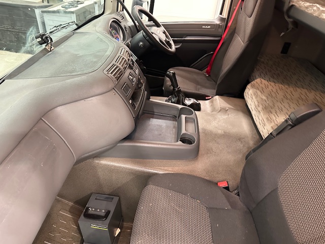 DAF CF 330 6×2 Sleeper Cab Fridge Box