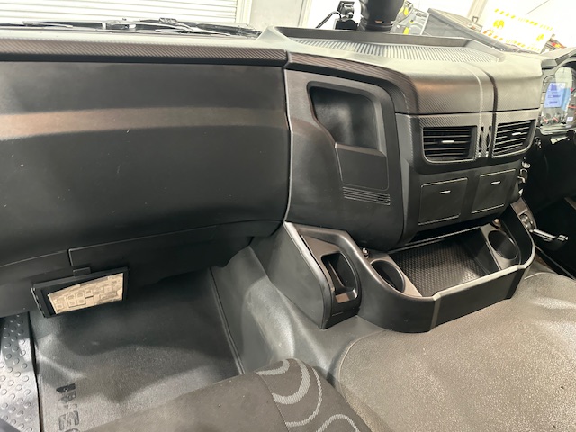 Iveco Stralis 360 6×2 Rear Steer Curtainsider