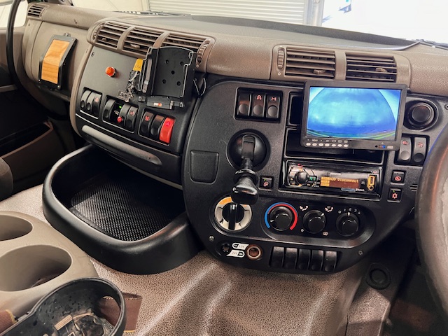DAF CF75 310 6×2 Day Cab Dropside Crane