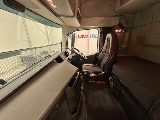 Volvo FH 460 Euro 5 6×2 Tractor Unit Safari Edition