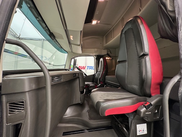 Volvo FH 460 Euro 5 6×2 Tractor Unit Safari Edition
