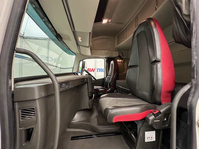 Volvo FH 460 Euro 5 6×2 Tractor Unit Safari Edition