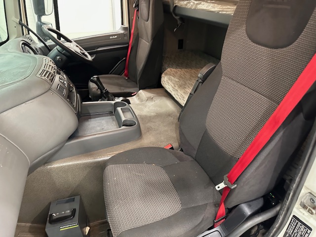 DAF CF 330 6×2 Sleeper Cab Fridge Box