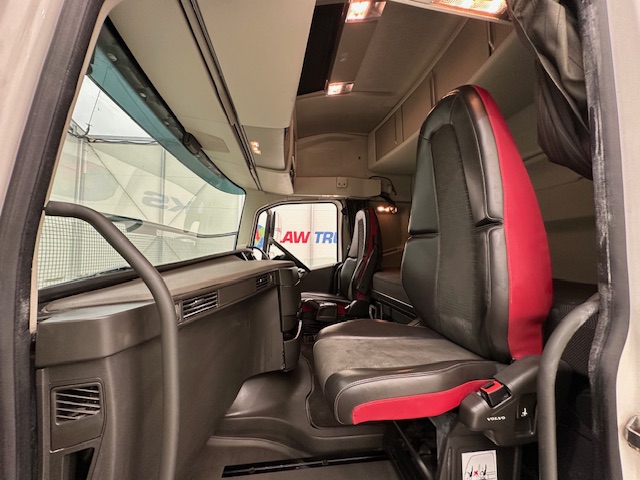 Volvo FH 460 Euro 5 6×2 Tractor Unit Safari Edition