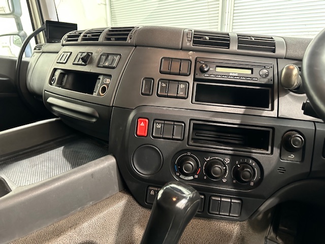 DAF CF 330 6×2 10 Tyre Sleeper Cab Curtainsider