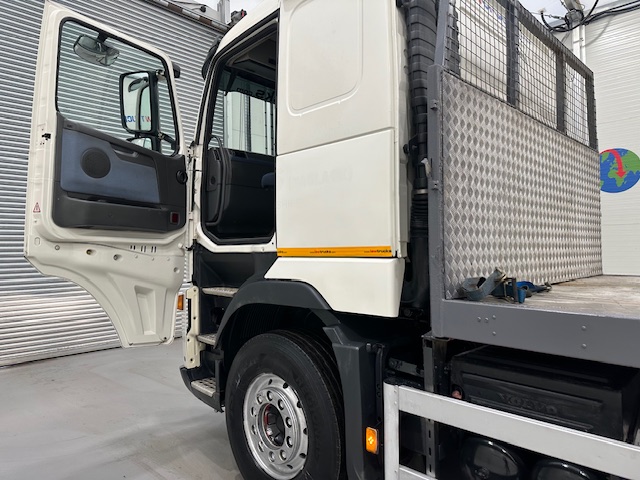 Volvo FH 440 6×2 Rear Lift Brick Grab Drawbar