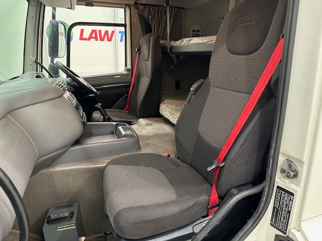 DAF CF 330 6×2 Sleeper Cab Fridge Box