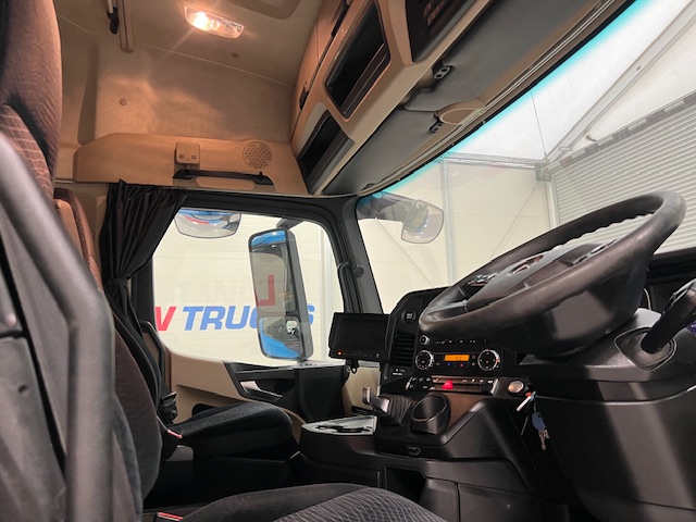 Mercedes Actros 2530 6×2 Sleeper Cab Curtainsider