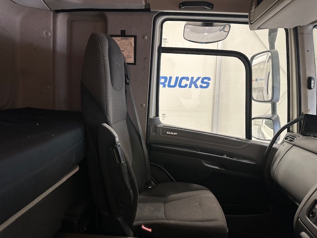 DAF CF 330 6×2 10 Tyre Sleeper Cab Curtainsider