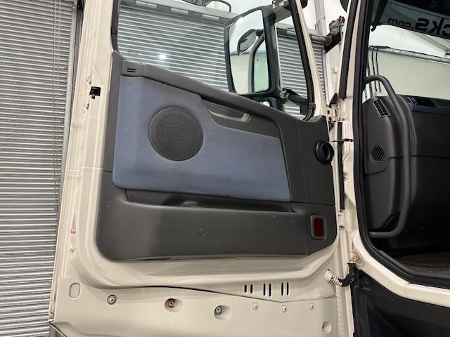Volvo FH 440 6×2 Rear Lift Brick Grab Drawbar