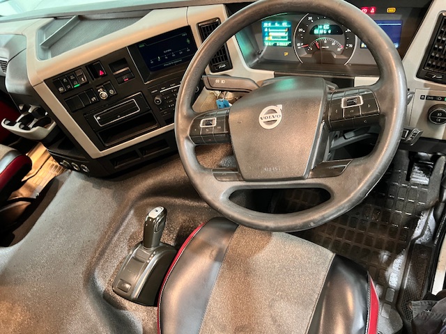 Volvo FM 450 6×2 Midlift Tractor Unit