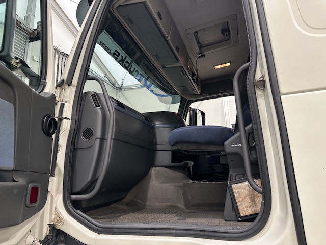 Volvo FH 440 6×2 Rear Lift Brick Grab Drawbar