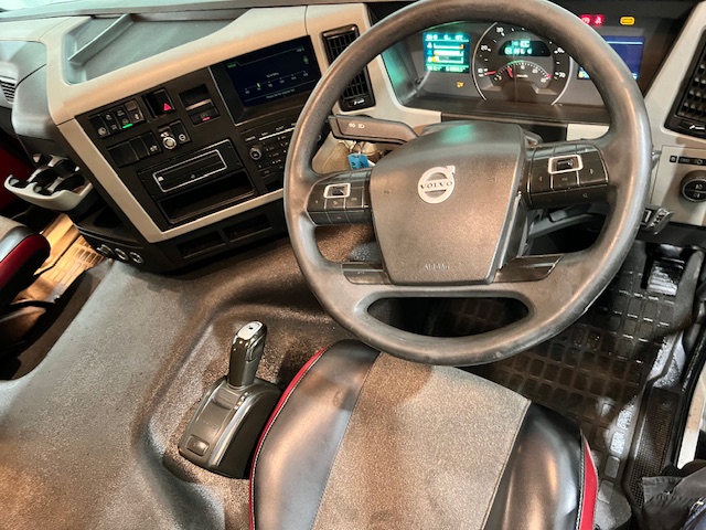 Volvo FM 450 6×2 Midlift Tractor Unit