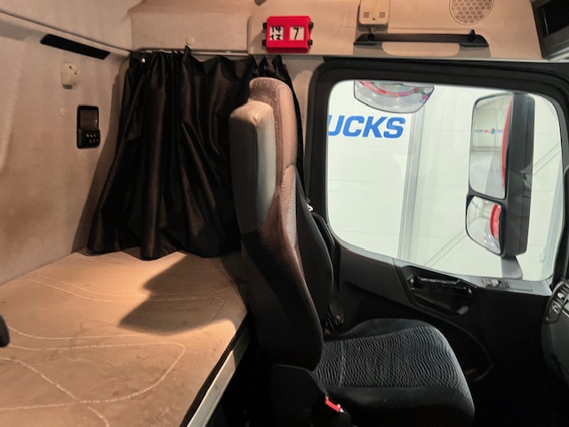 Mercedes Actros 2533 6×2 Sleeper Cab Curtainsider