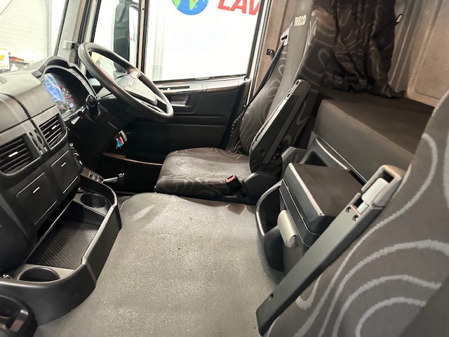 Iveco Stralis 360 6×2 Rear Steer Curtainsider
