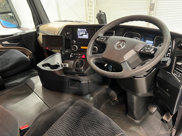 Mercedes Actros 2530 6×2 Sleeper Cab Curtainsider