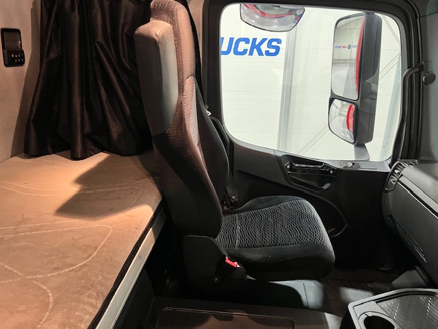 Mercedes Actros 2533 6×2 Sleeper Cab Curtainsider