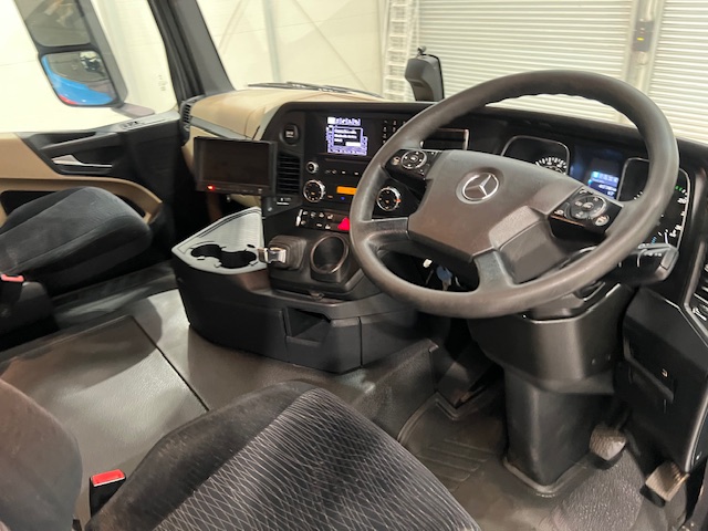 Mercedes Actros 2530 6×2 Sleeper Cab Curtainsider