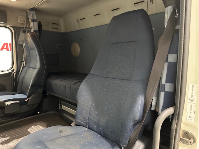 Volvo FH 440 6×2 Rear Lift Brick Grab Drawbar