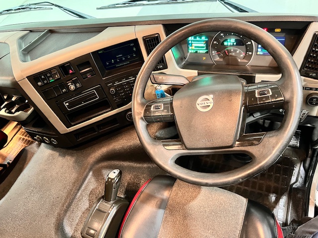 Volvo FM 450 6×2 Midlift Tractor Unit