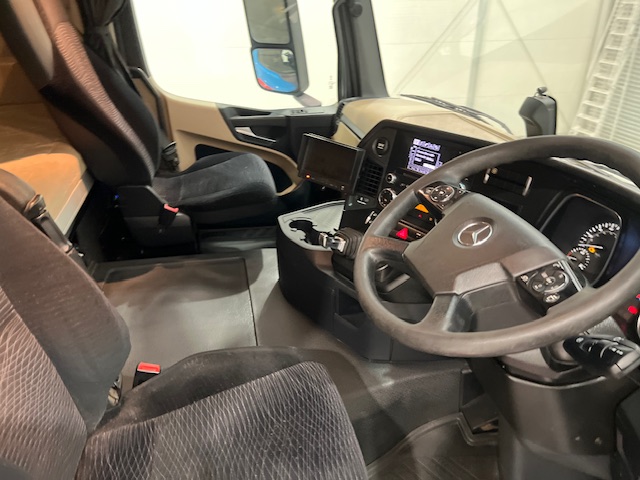 Mercedes Actros 2530 6×2 Sleeper Cab Curtainsider