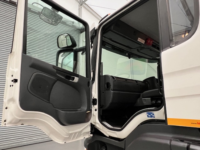 Scania P370 8×4 Rest Cab Hookloader Manual