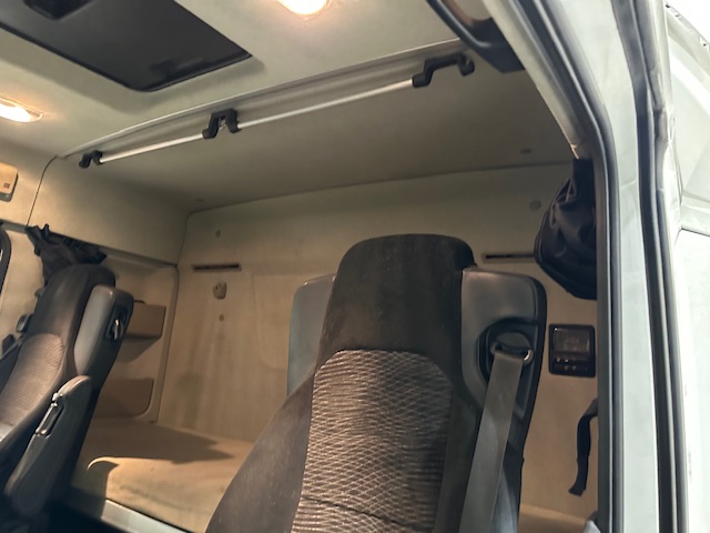 Mercedes Actros 2530 6×2 Sleeper Cab Curtainsider