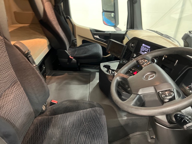 Mercedes Actros 2530 6×2 Sleeper Cab Curtainsider