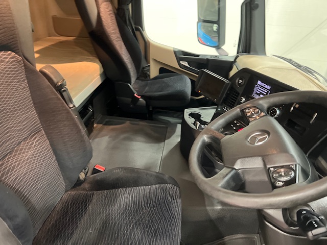 Mercedes Actros 2530 6×2 Sleeper Cab Curtainsider