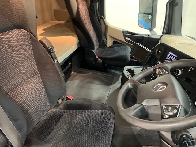 Mercedes Actros 2530 6×2 Sleeper Cab Curtainsider