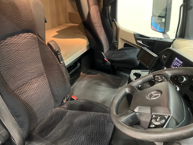 Mercedes Actros 2530 6×2 Sleeper Cab Curtainsider