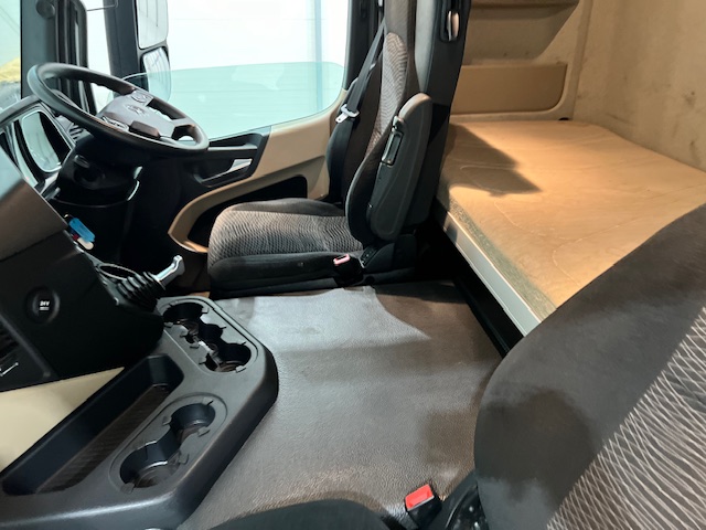 Mercedes Actros 1824 Sleeper Cab Curtainsider