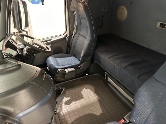 Volvo FH 440 6×2 Rear Lift Brick Grab Drawbar