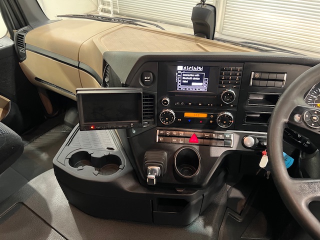 Mercedes Actros 2530 6×2 Sleeper Cab Curtainsider