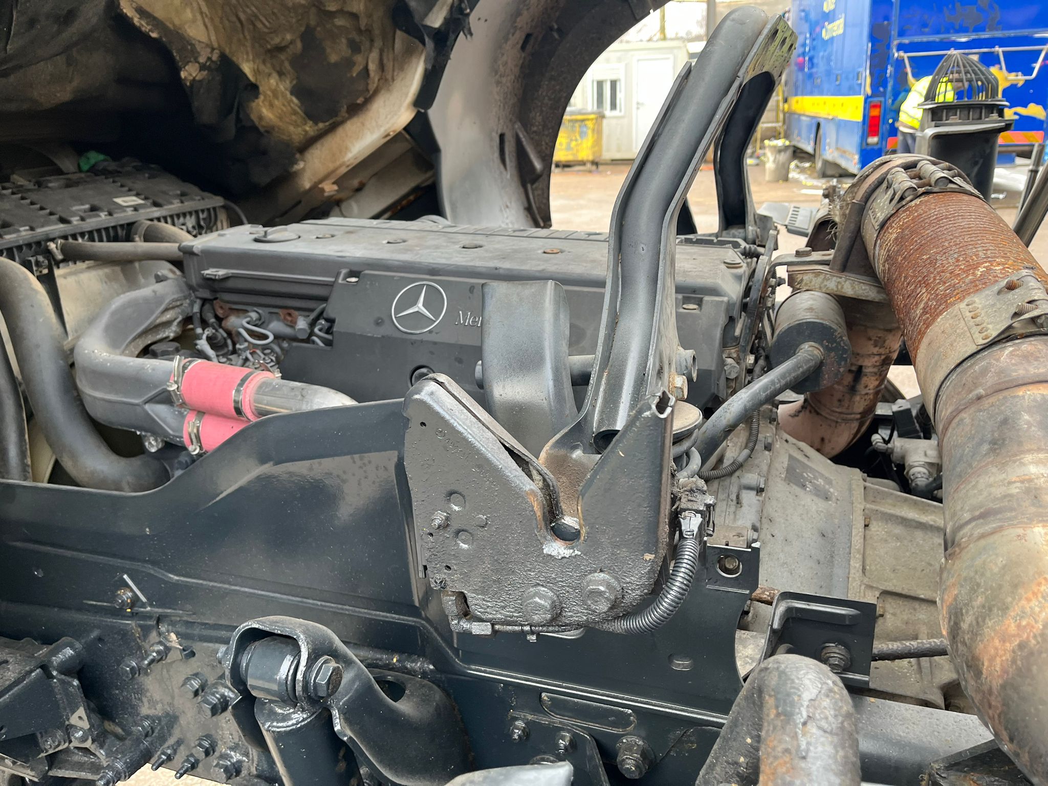 Mercedes Axor 2628 6×4 Day Cab Hookloader Gritter