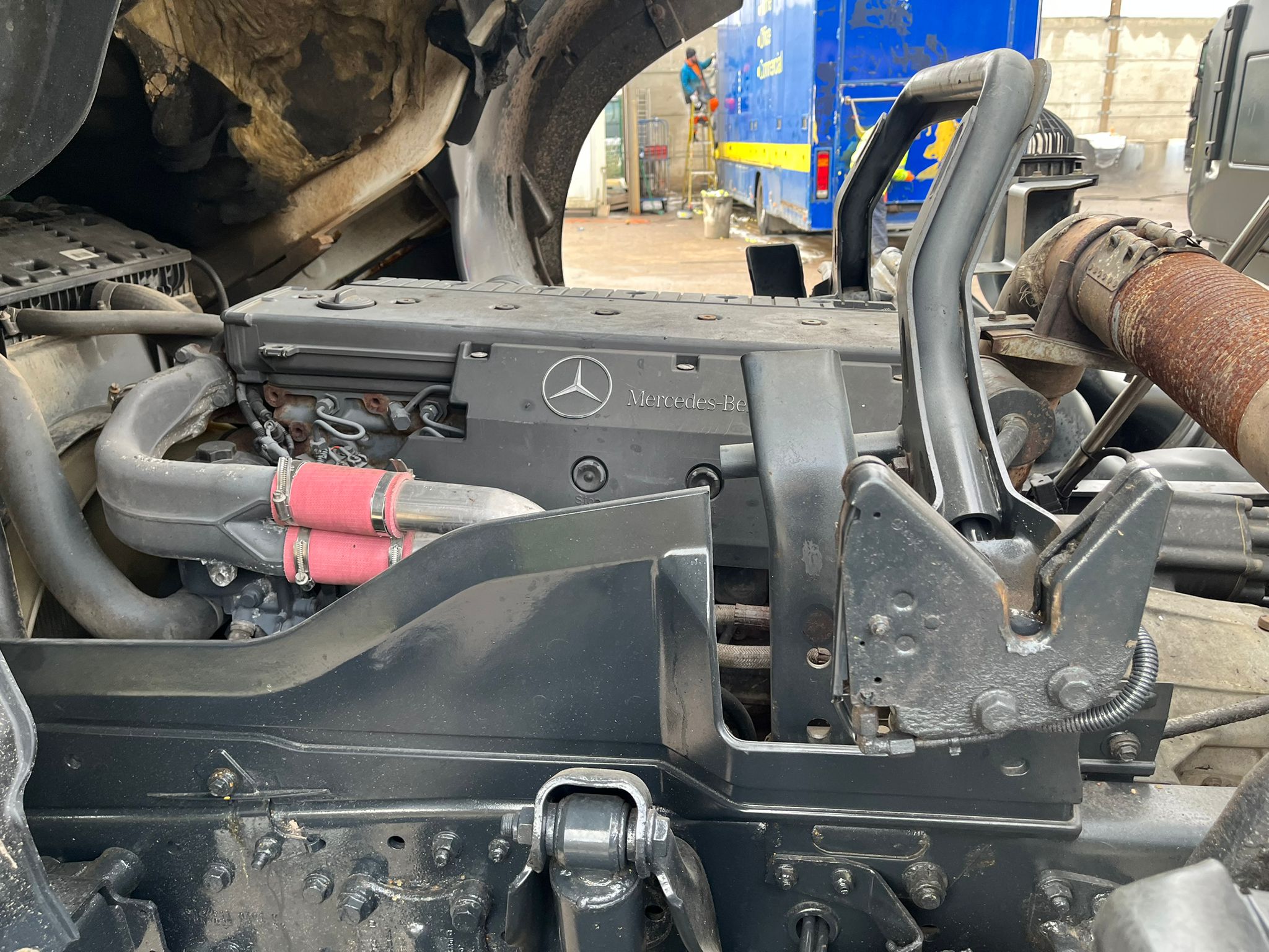 Mercedes Axor 2628 6×4 Day Cab Hookloader Gritter