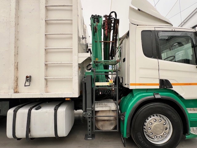 Scania P270 10 Tyre Day Cab Bulk Tipper with Crane