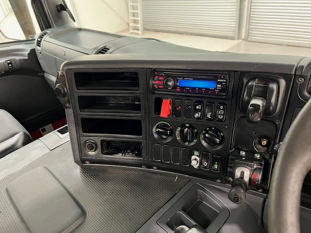 Scania P380 8×4 Day Cab Steel Tipper Manual
