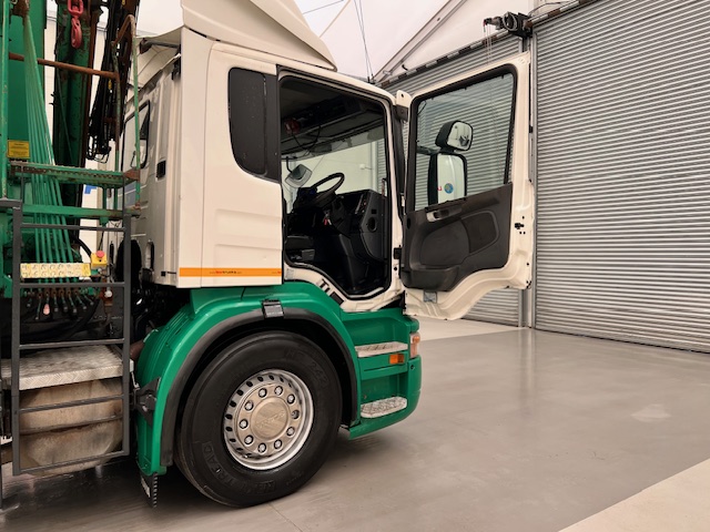 Scania P270 10 Tyre Day Cab Bulk Tipper with Crane