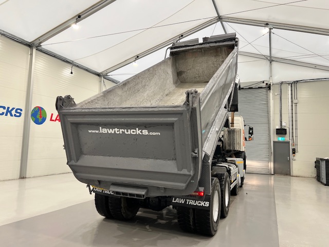 Volvo FMX 420 8×4 Day Cab Steel Tipper