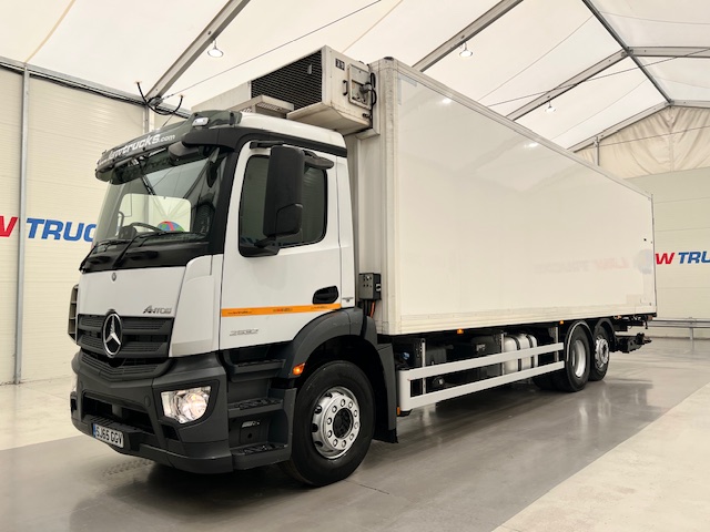 Mercedes Actros 2532 6×2 Rear Lift Day Cab Fridge Box