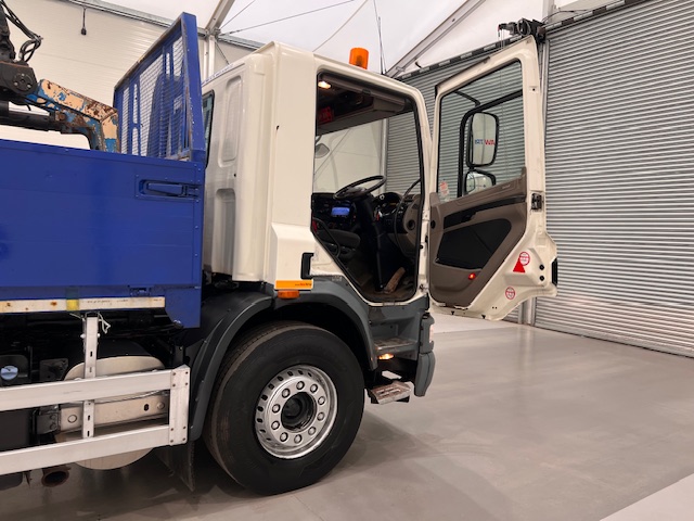 DAF CF75 310 Day Cab Dropside Brick Grab